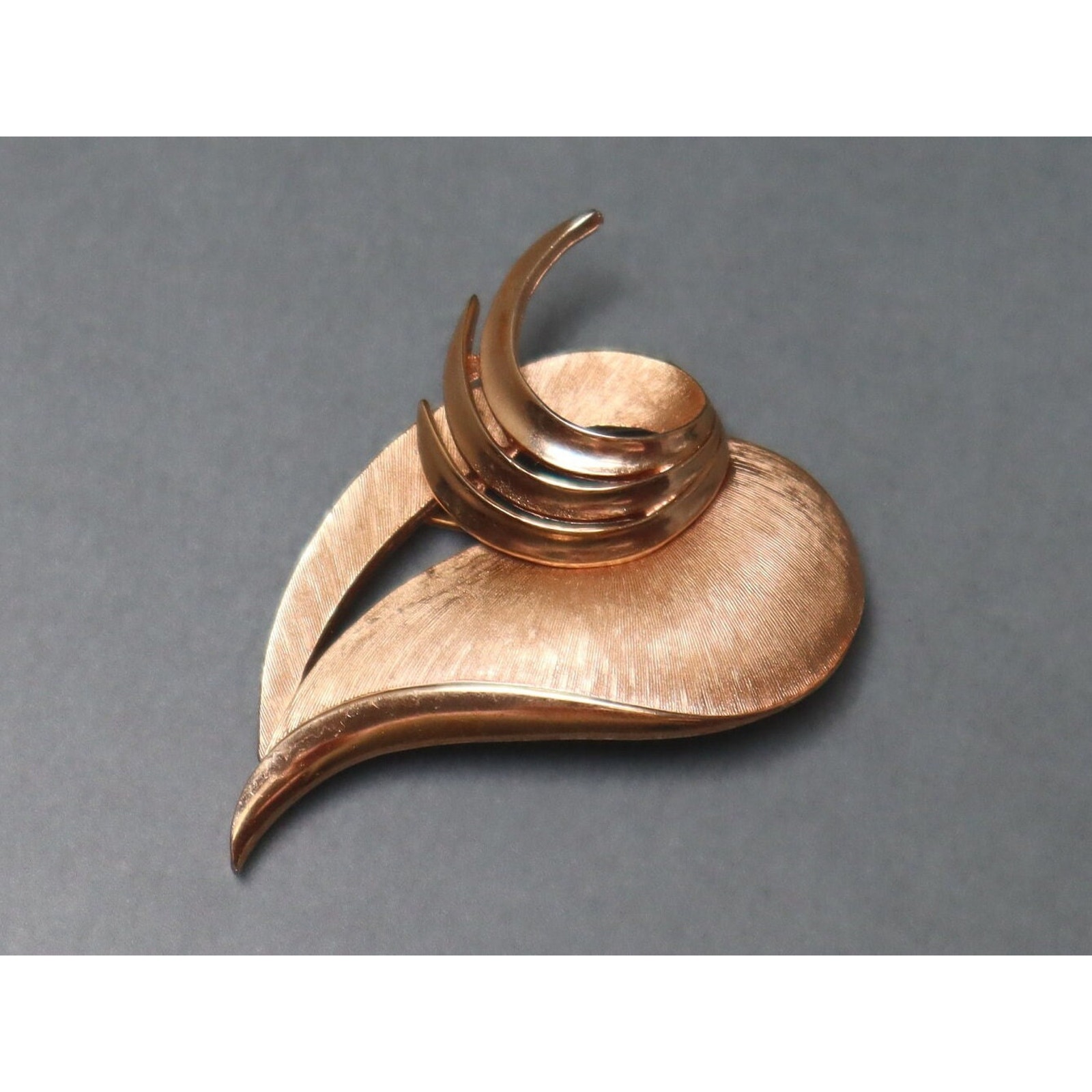Vintage Trifari Heart Brushed Texture Gold 35$